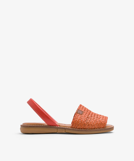 Menorquina plana de piel con pala efecto yute color coral vista desde el lateral