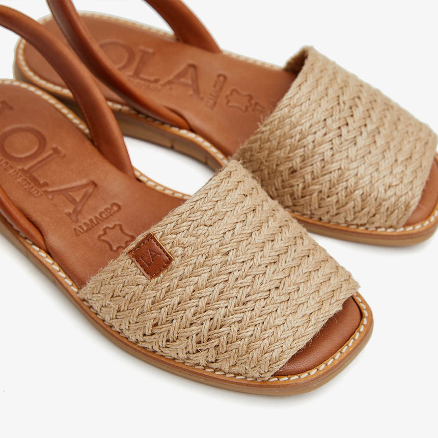 Menorquinas planas de piel con pala de yute vista de cerca desde el ángulo frontal