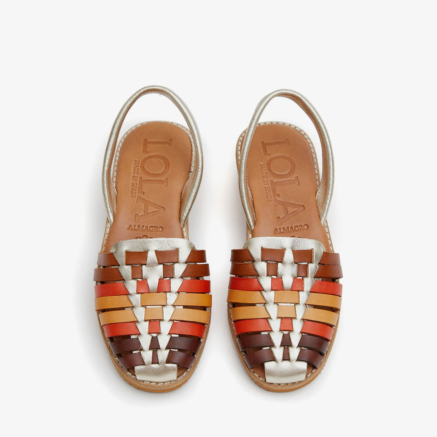 Menorquinas con cuña de piel con pala trenzada con una combinación de colores de marrón, naranja, amarillo y piso de color caramelo vista desde arriba