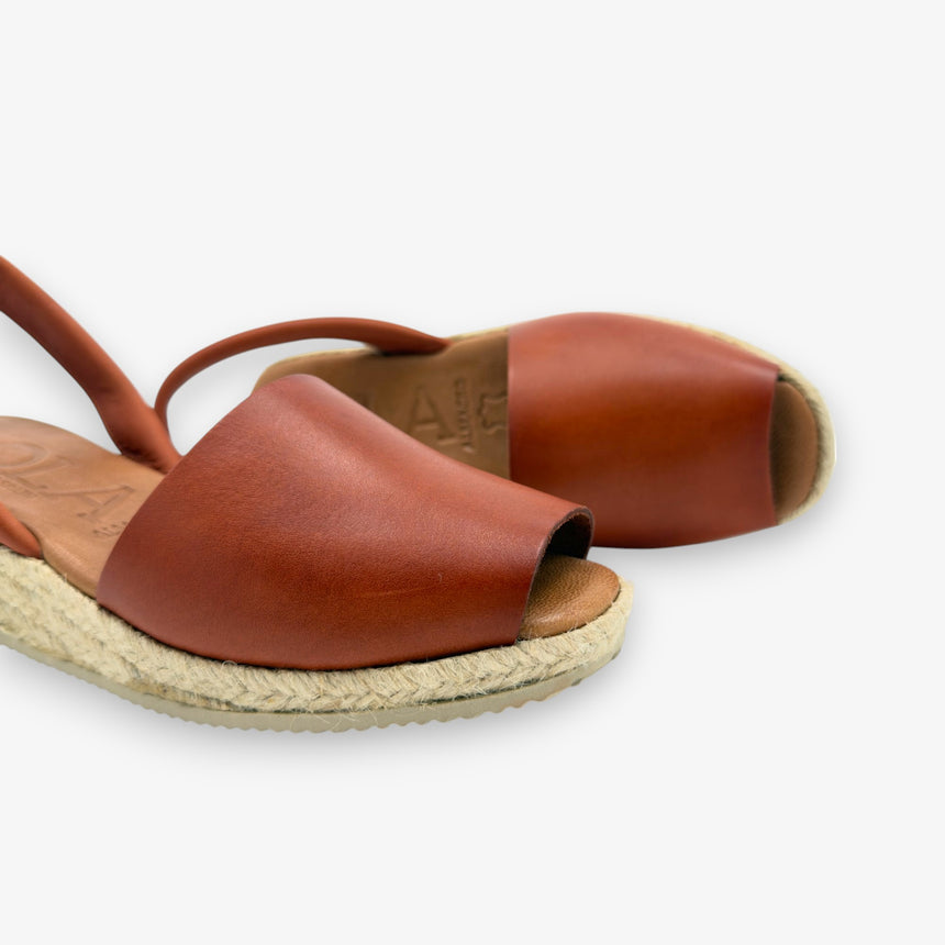 Sandalia menorquina con cuña, de piel talaier de LOLA