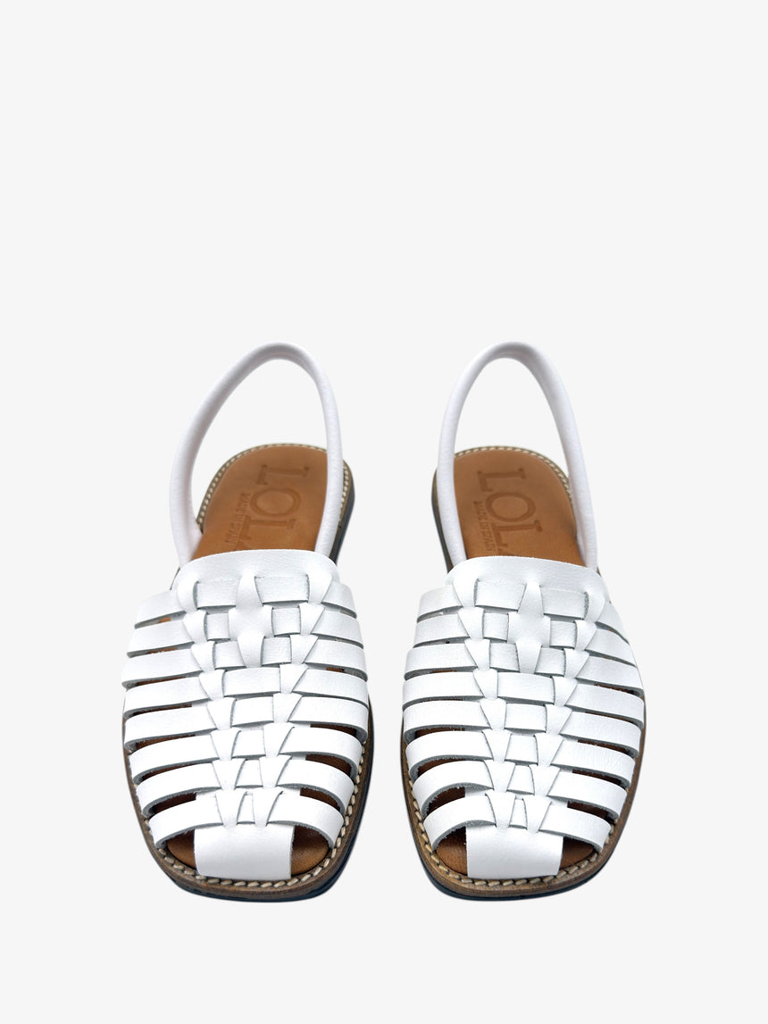 Vista frontal de sandalia plana de piel trenzada en color blanco, modelo BINIGAUS de LOLA ALMAGRO.