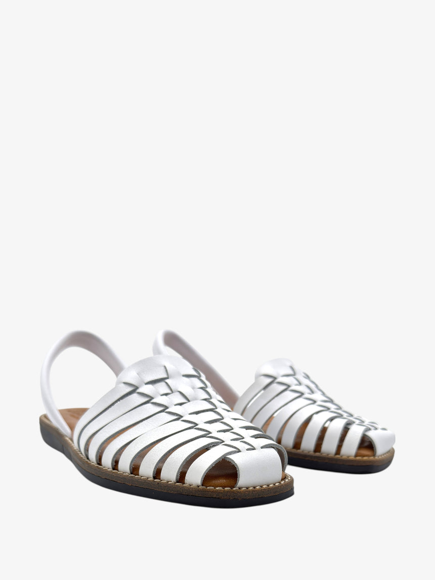 Vista creativa de sandalia menorquina blanca con tira de piel trasera y plantilla acolchada