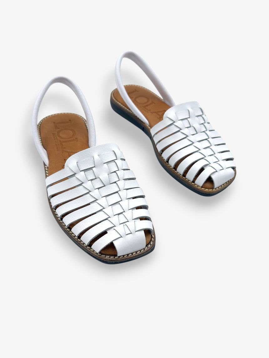 Vista superior de sandalia BINIGAUS blanca, mostrando el trenzado artesanal y plantilla acolchada.