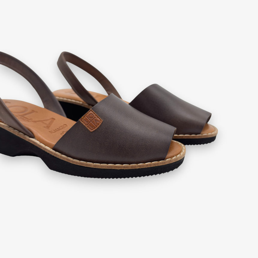 Menorquina con cuña de piel lola color taupe