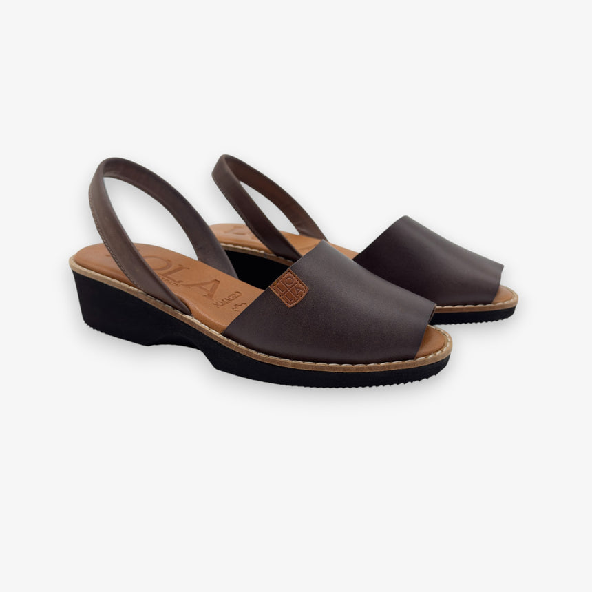 Menorquina con cuña de piel pregonda taupe