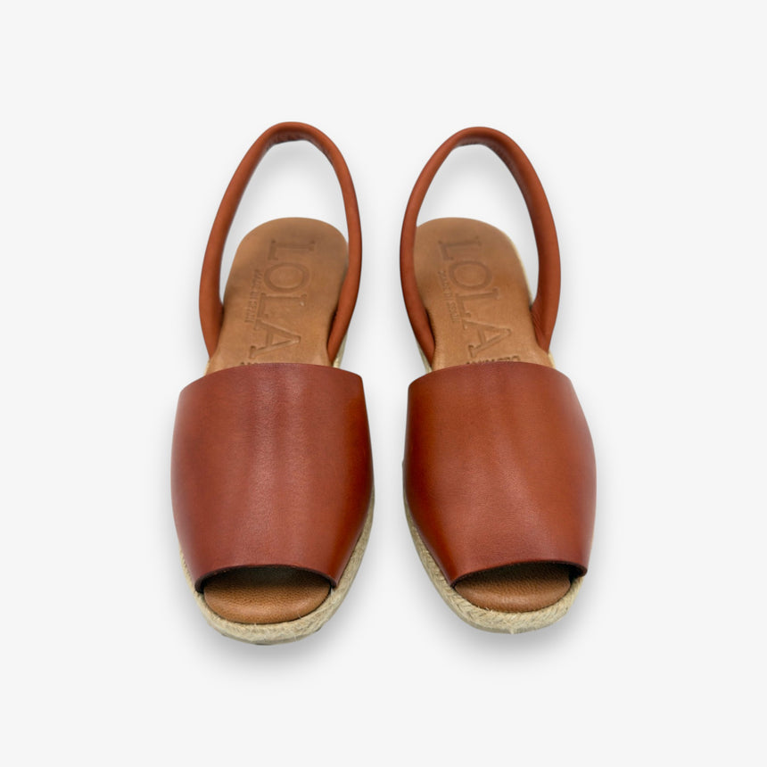 Sandalia menorquina con cuña, de piel talaier de LOLA