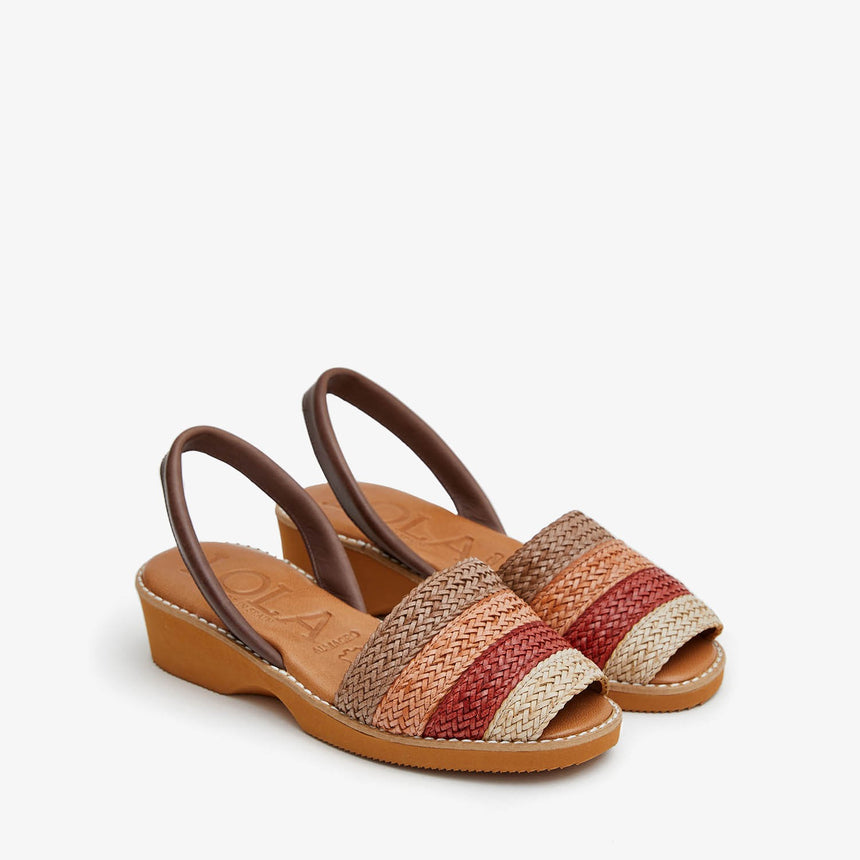 Sandalia menorquina con una combinación de colores otoñal y cuña vista desde un ángulo lateral