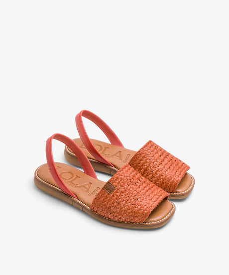 Menorquinas planas de piel con pala efecto yute color coral vista desde el ángulo lateral