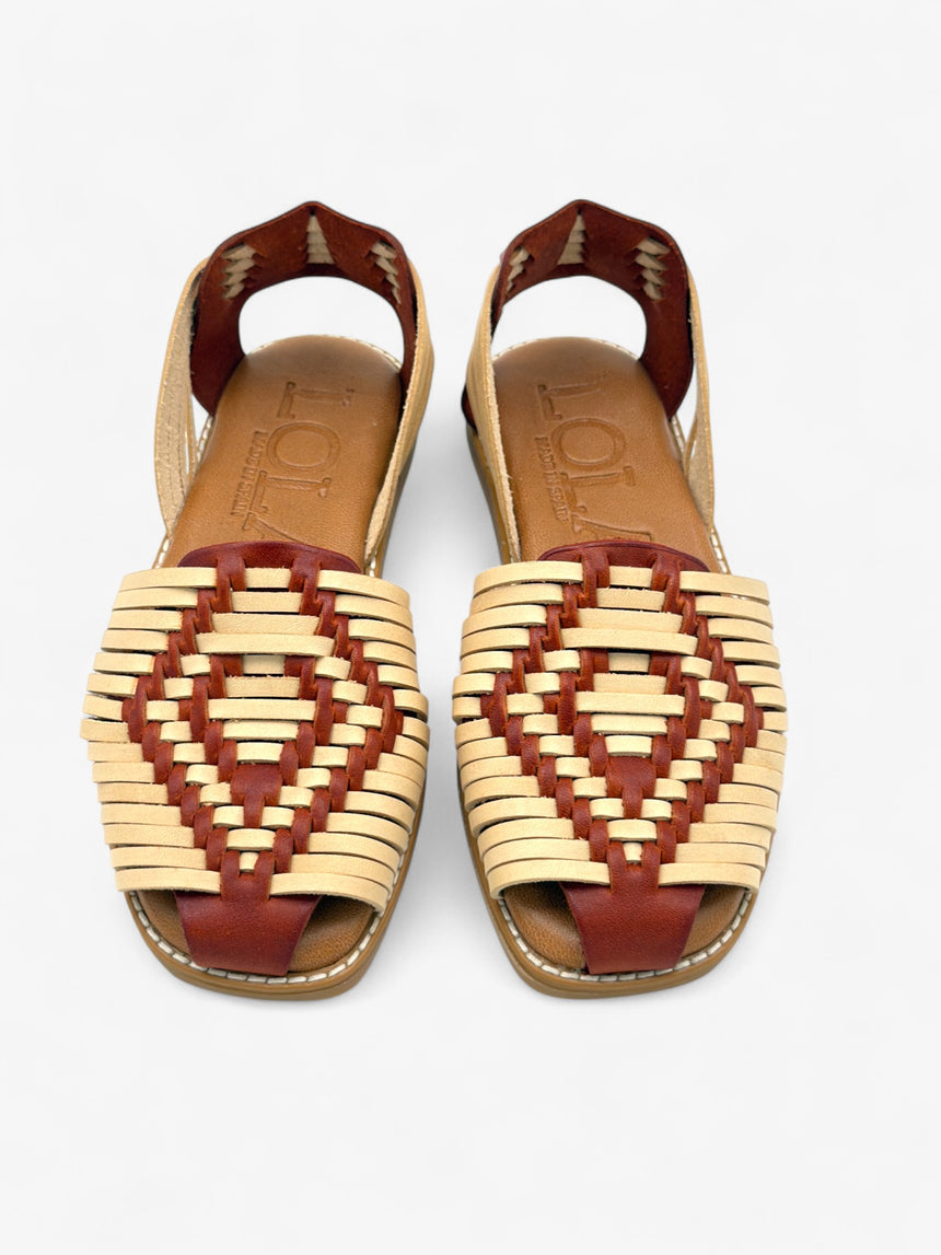 Sandalia plana de piel trenzada de muestra LOLA ALMAGRO color beig