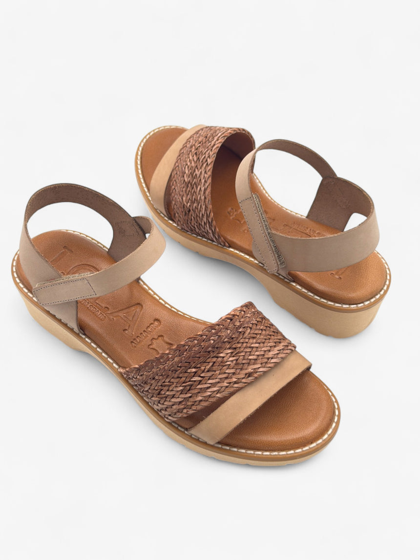 Sandalia con cuña M2 color tierra con tiras de rafia y piel y un comodo talon de velcro