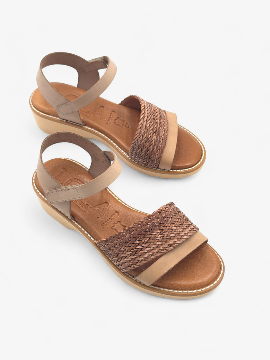 Sandalia con cuña M2 color tierra con tiras de rafia y piel y un comodo talon de velcro