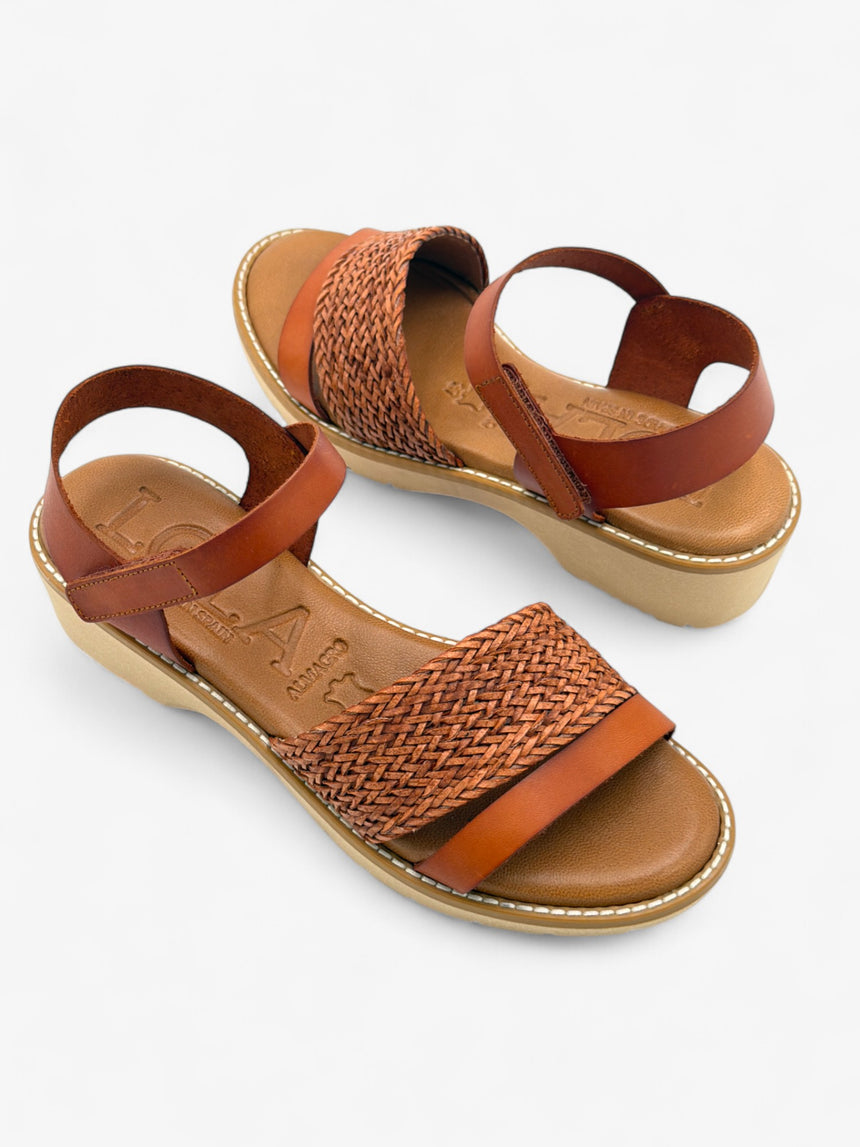 Sandalia con cuña M2 color panama con tiras de rafia y piel y un comodo talon de velcro