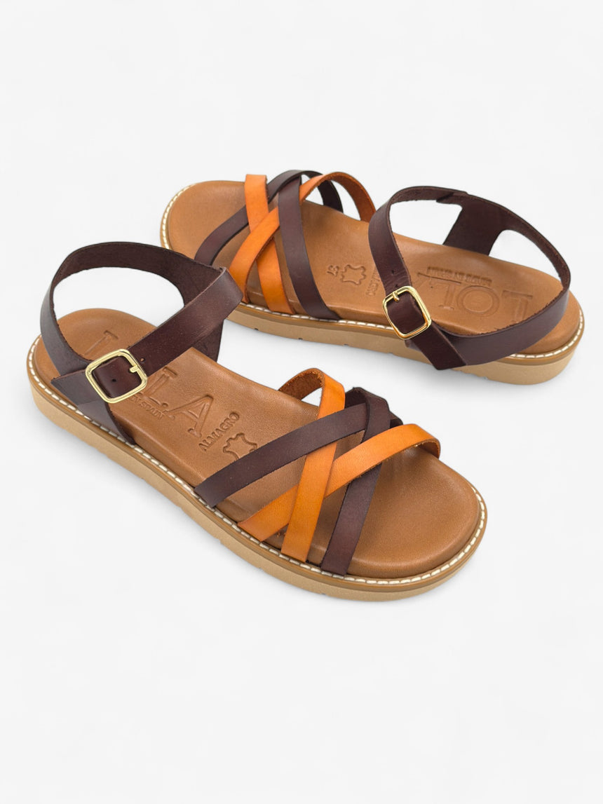 Sandalia plana de muestra con tiras cruzadas LOLA ALMAGRO color naranja tostado y marrón