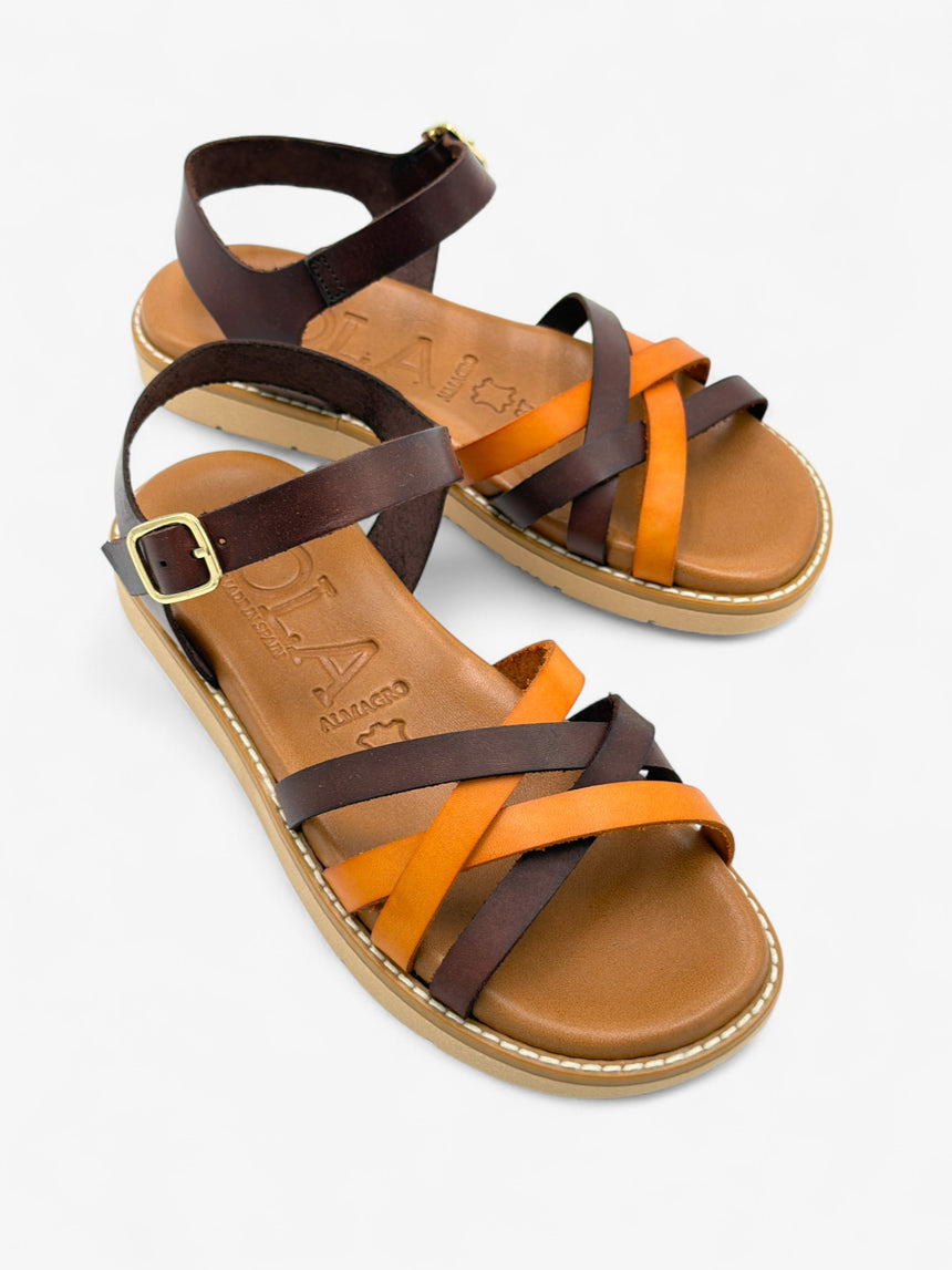 Sandalia plana de muestra con tiras cruzadas LOLA ALMAGRO color naranja tostado y marrón