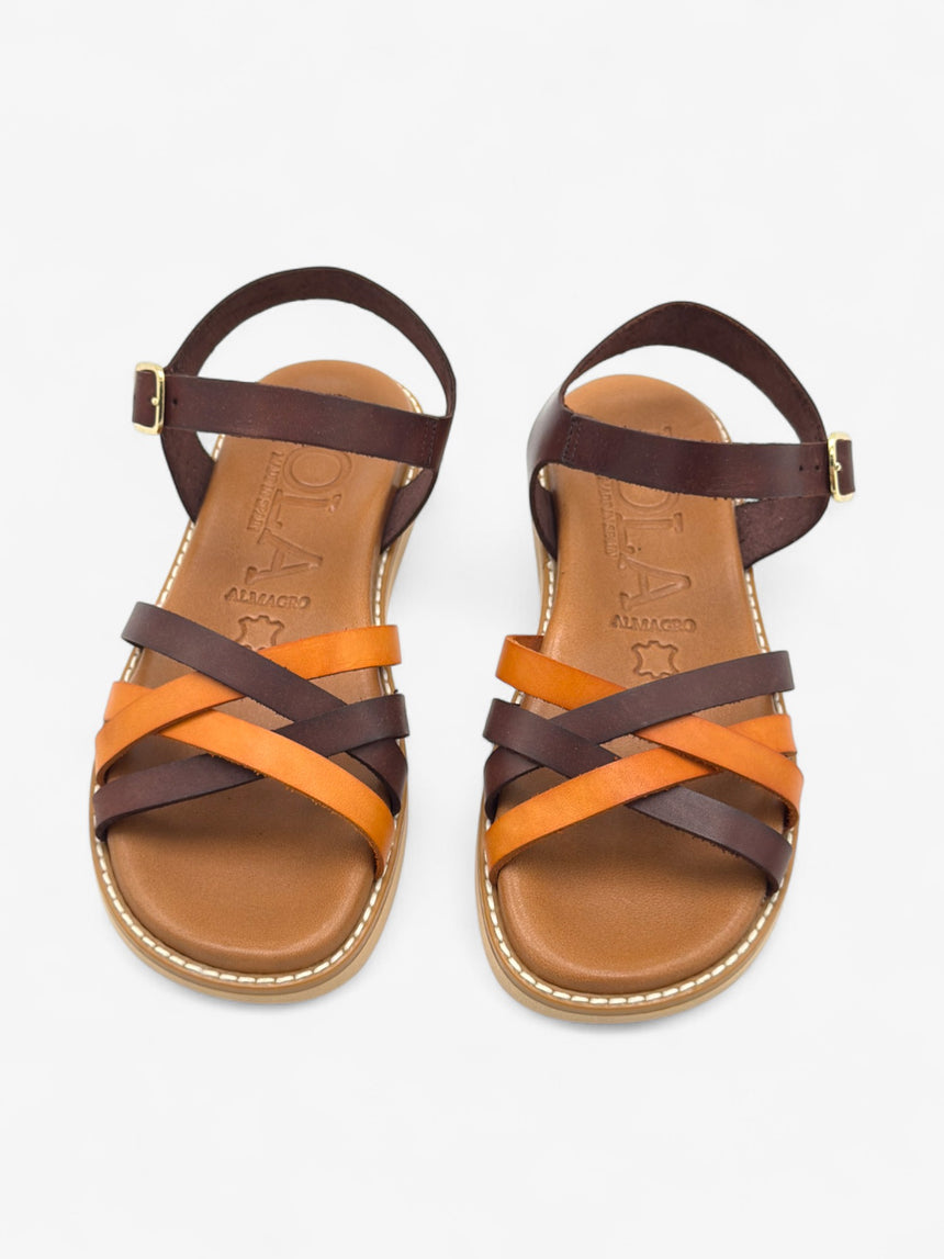 Sandalia plana de muestra con tiras cruzadas LOLA ALMAGRO color naranja tostado y marrón