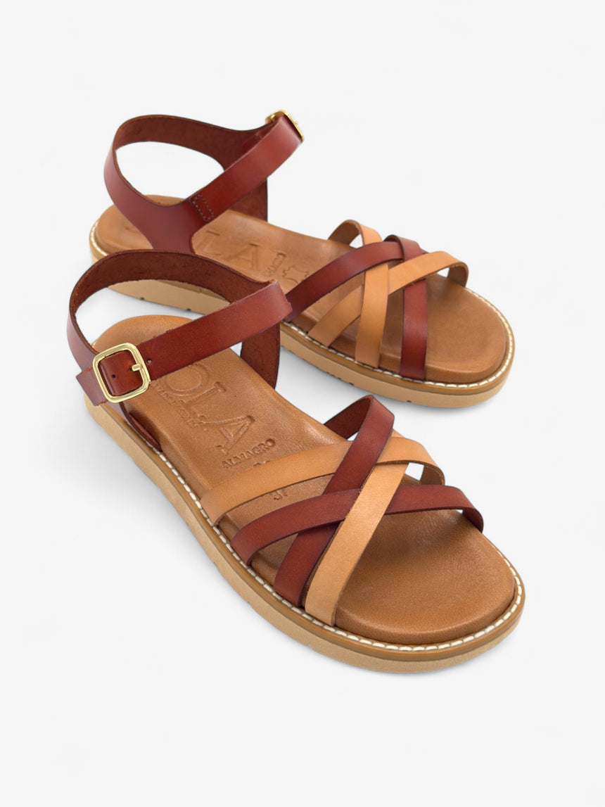 Sandalia plana LUNA con colores naturales y la esencia de un paseo mediterraneo con LOLA ALMAGRO