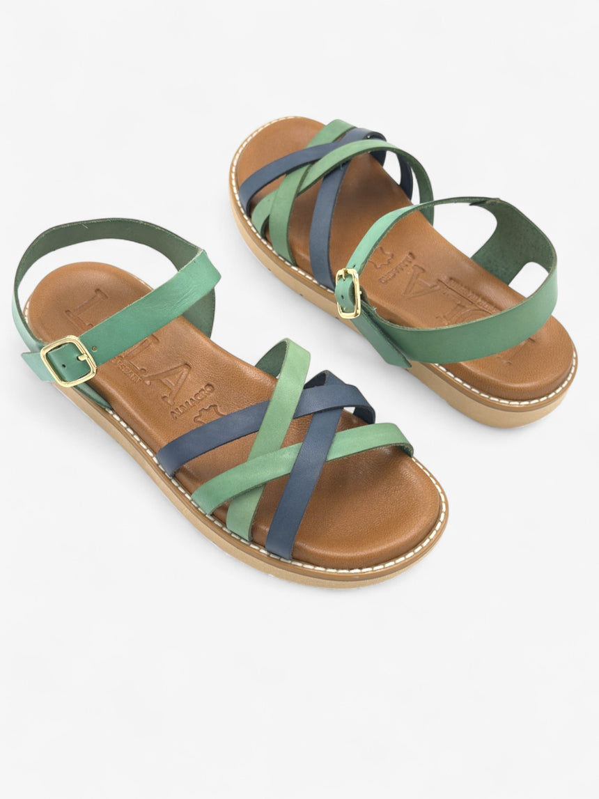 Sandalia plana de muestra con tiras cruzadas LOLA ALMAGRO color azul y verde esmeralda