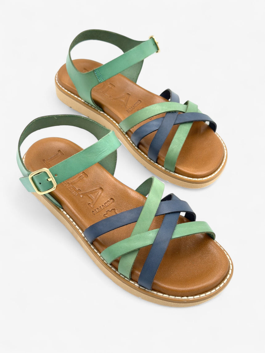Sandalia plana de muestra con tiras cruzadas LOLA ALMAGRO color azul y verde esmeralda