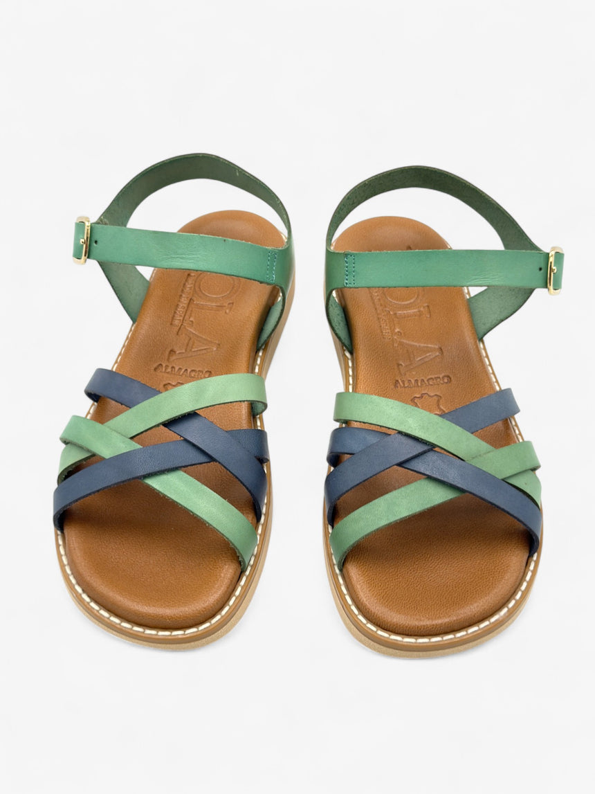 Sandalia plana de muestra con tiras cruzadas LOLA ALMAGRO color azul y verde esmeralda