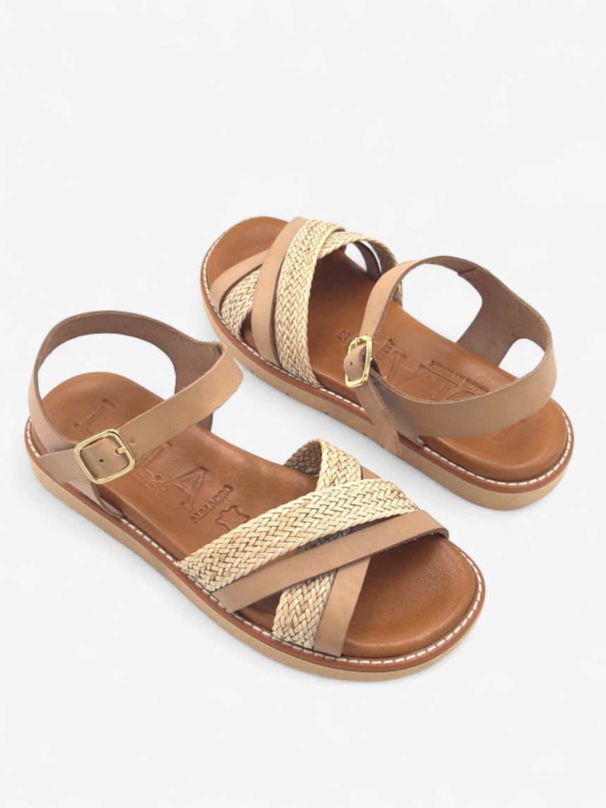 Sandalia plana de tiras de rafia y piel color arce de LOLA ALMAGRO