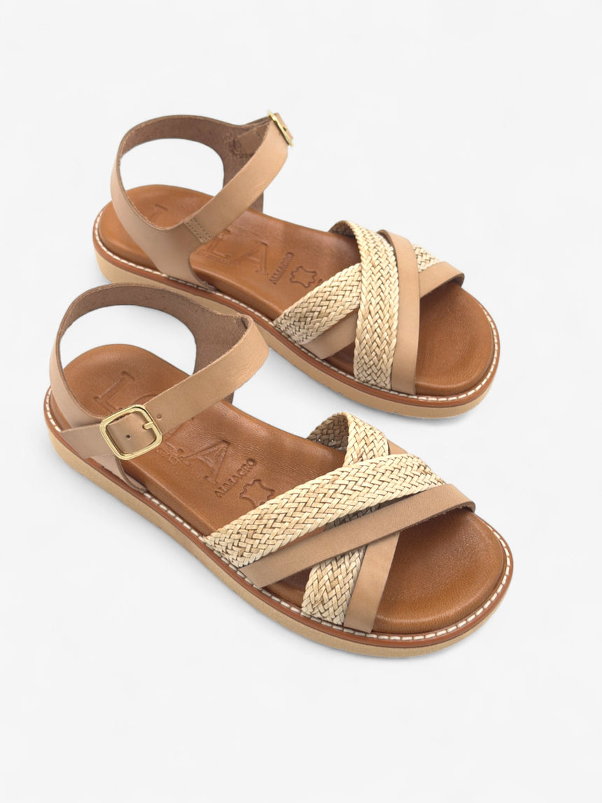 Sandalia plana de tiras de rafia y piel color arce de LOLA ALMAGRO