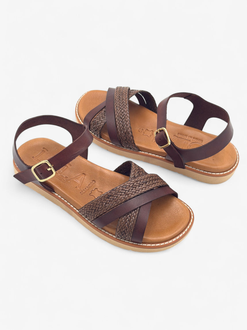 Sandalia plana de tiras de rafia y piel color marron de LOLA ALMAGRO