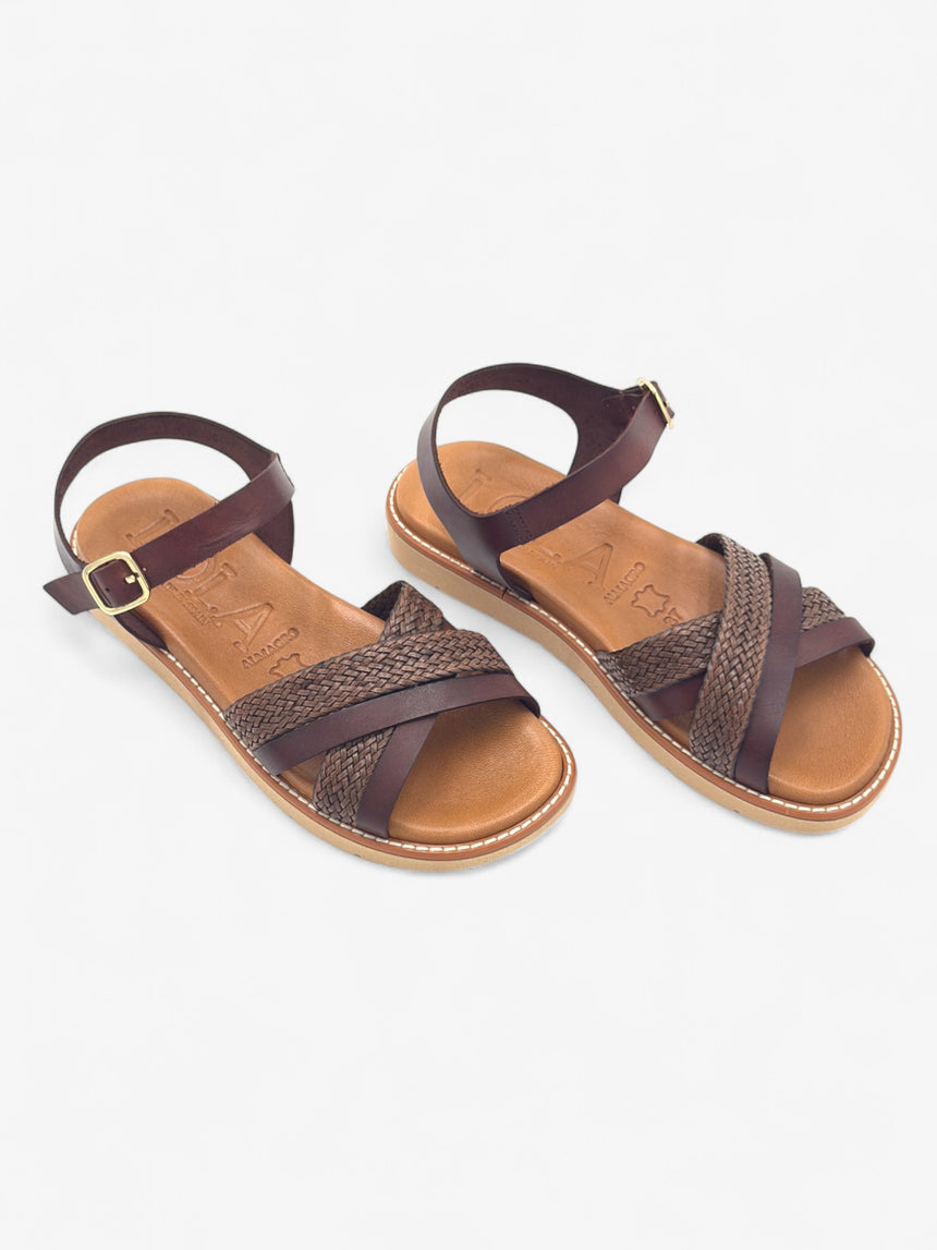 Sandalia plana de tiras de rafia y piel color marron de LOLA ALMAGRO