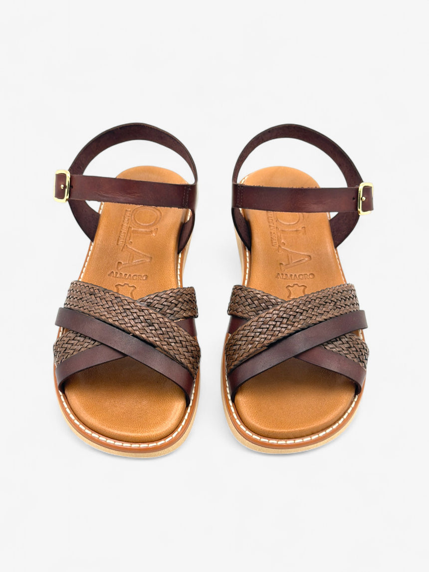 Sandalia plana de tiras de rafia y piel color marron de LOLA ALMAGRO