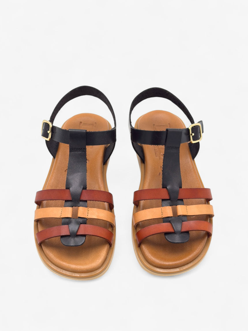 Sandalia plana de piel color negro con tiras marrones y cierre de hebilla LOLA ALMAGRO