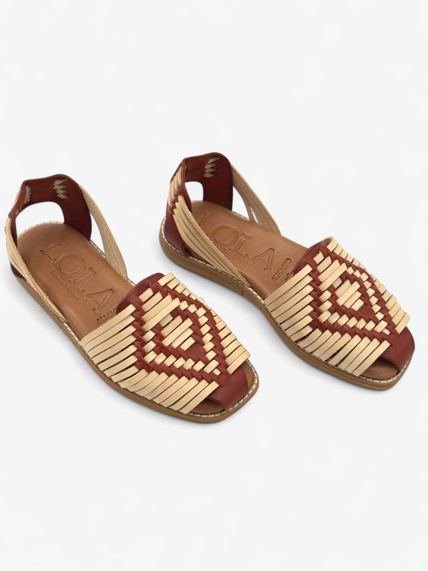 Sandalia plana de muestra trenzada de LOLA ALMAGRO color beig