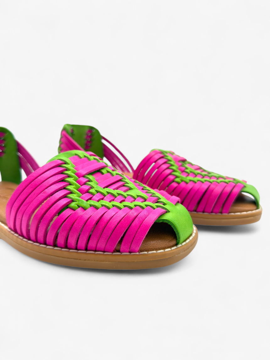 Sandalia plana de piel trenzada de muestra LOLA ALMAGRO color fuxia