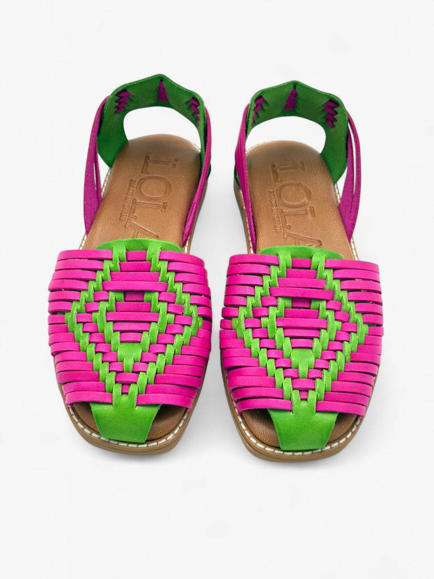 Sandalia plana de piel trenzada de muestra LOLA ALMAGRO color fuxia