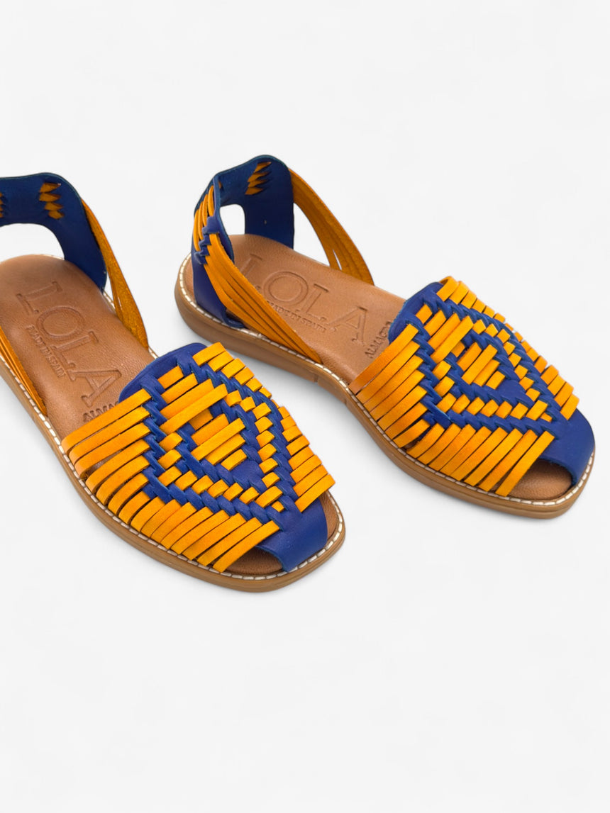 Sandalia plana de piel trenzada de muestra LOLA ALMAGRO color naranja