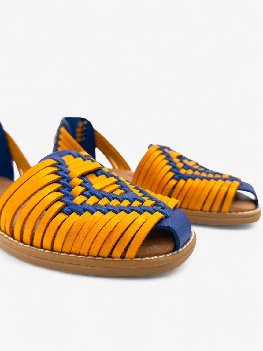 Sandalia plana de piel trenzada de muestra LOLA ALMAGRO color naranja
