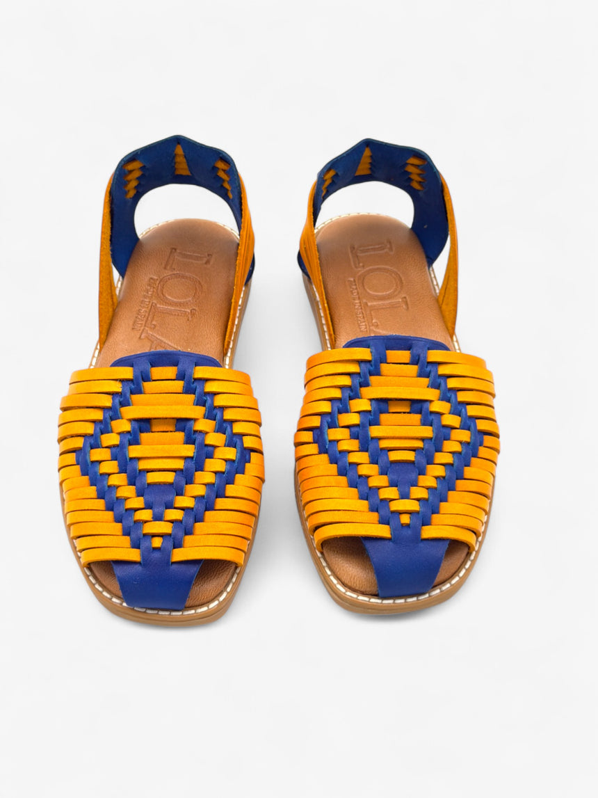 Sandalia plana de piel trenzada de muestra LOLA ALMAGRO color naranja