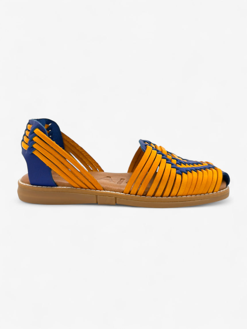 Sandalia plana de piel trenzada de muestra LOLA ALMAGRO color naranja