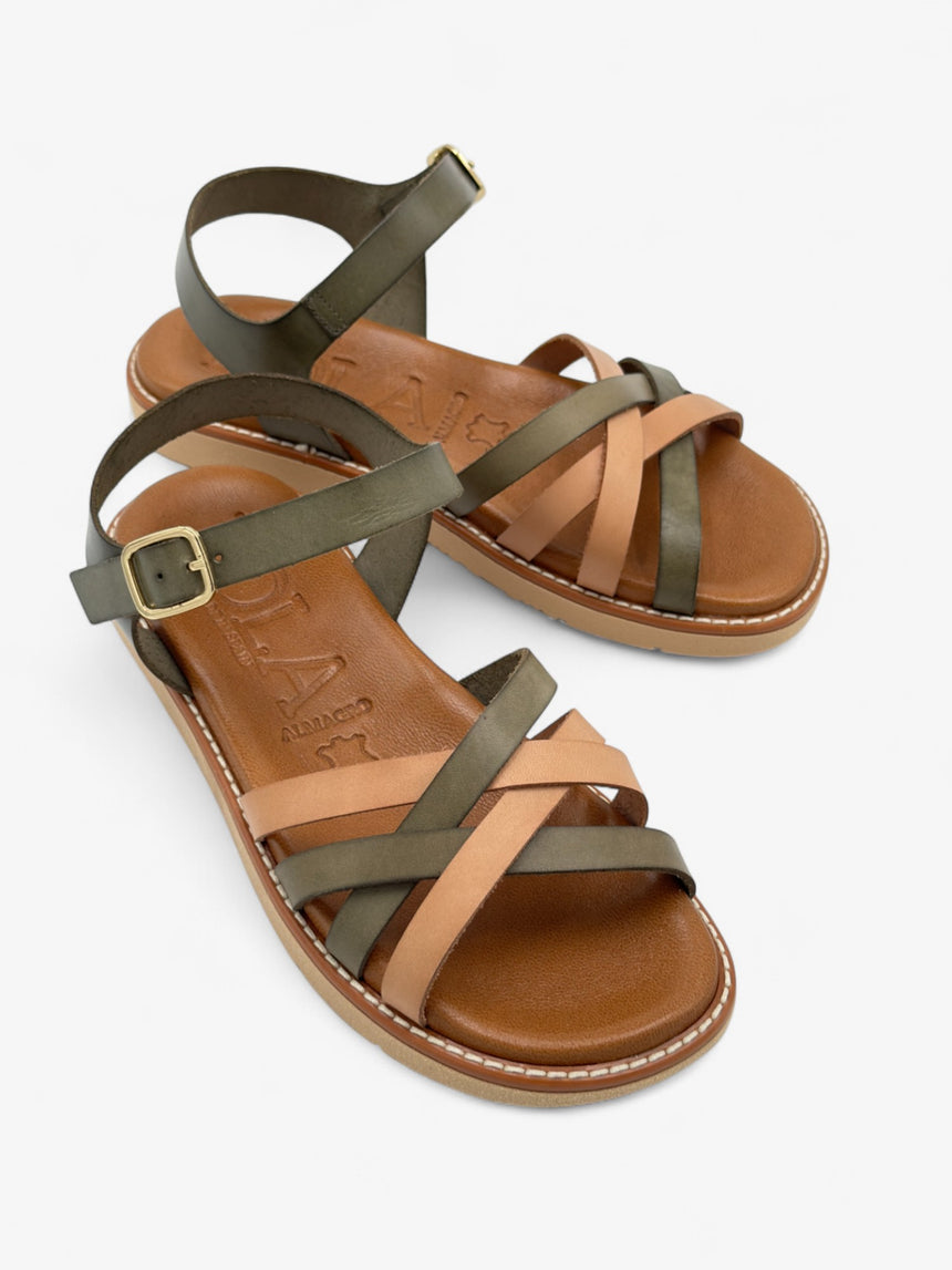Sandalia plana con tiras cruzadas color verde oliva y beig LOLA ALMAGRO