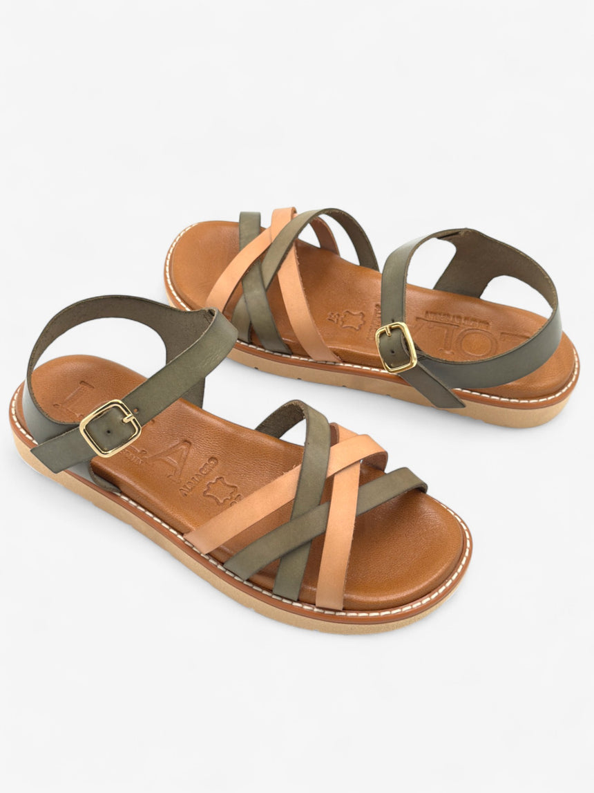 Sandalia plana con tiras cruzadas color verde oliva y beig LOLA ALMAGRO
