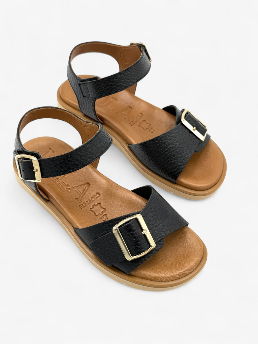 Sandalia plana en negro LOLA ALMAGRO