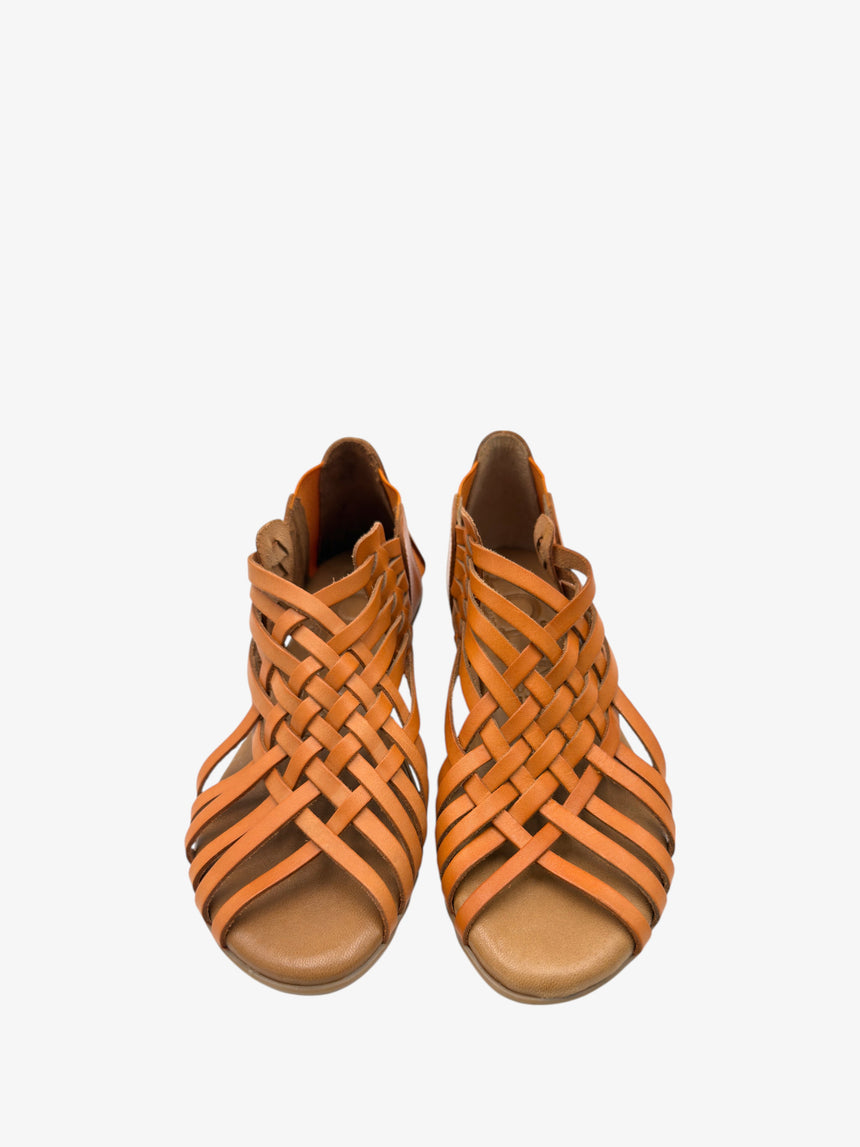 Sandalia de piel TONNARELLA color manda de LOLA vista frontal