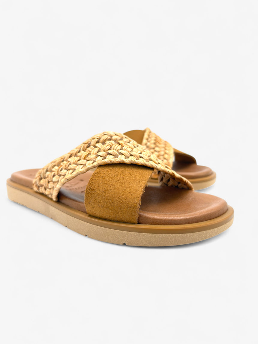 Sandalia plana de rafia y serraje con tiras cruzadas color amarillo LOLA ALMAGRO