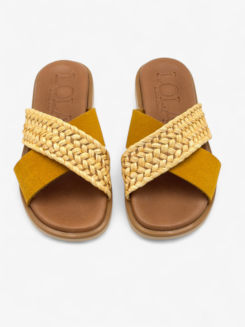 Sandalia plana de rafia y serraje con tiras cruzadas color amarillo LOLA ALMAGRO