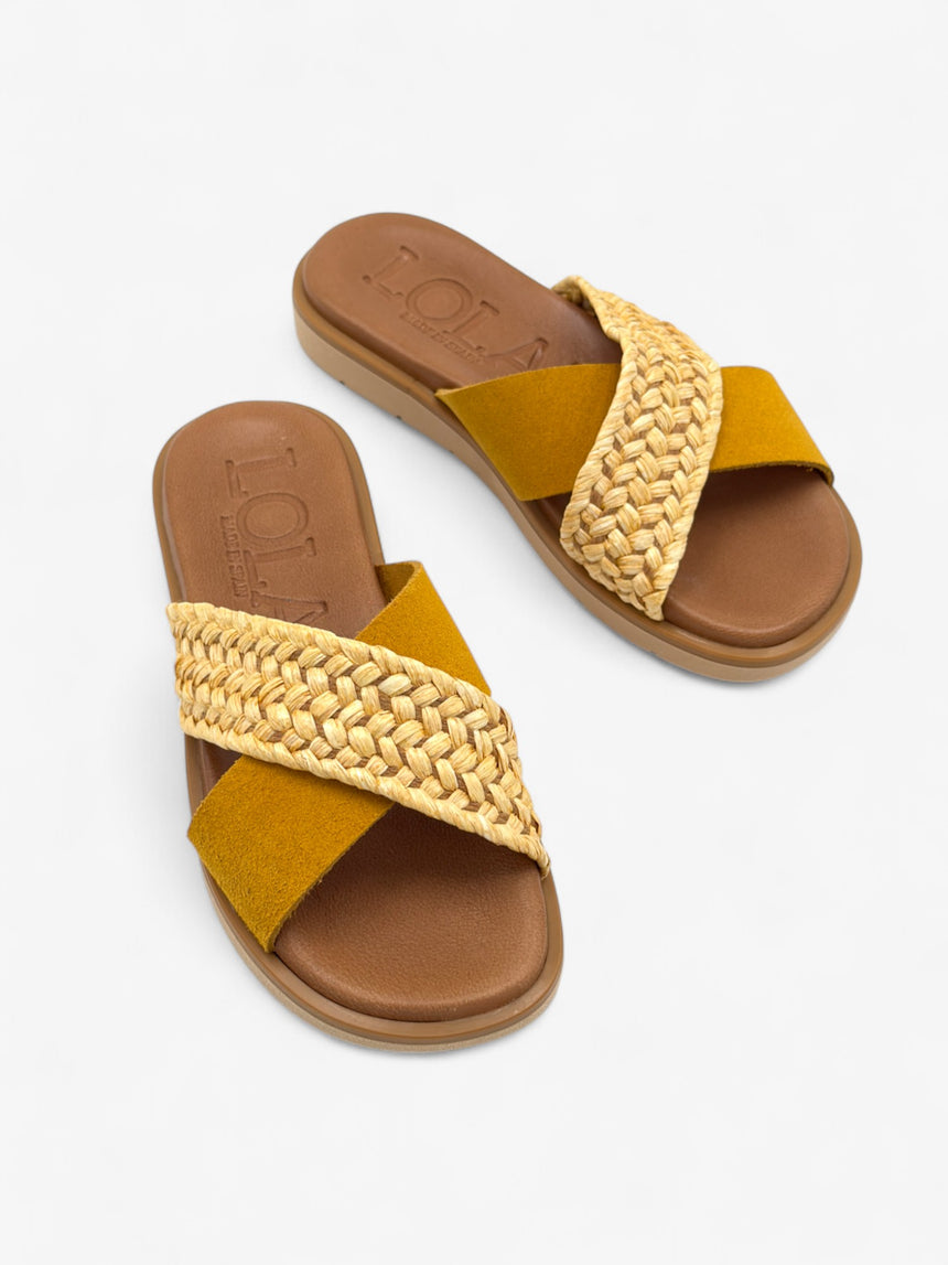 Sandalia plana de rafia y serraje con tiras cruzadas LOLA ALMAGRO color amarillo
