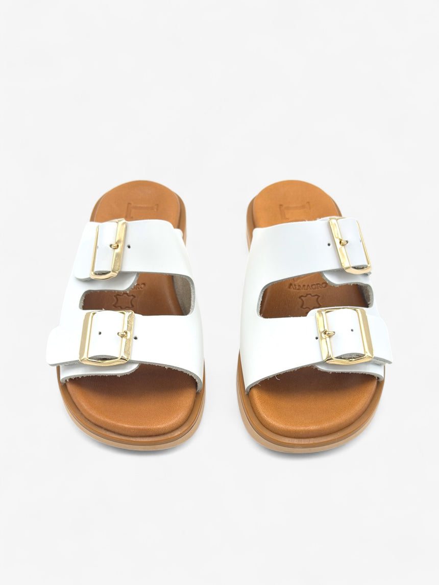 Sandalia plana dos hebillas Pelosa color blanco LOLA ALMAGRO