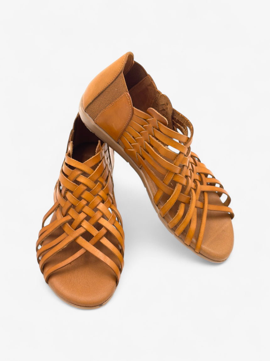 Sandalia plana trenzada Tonnarella color avellana LOLA ALMAGRO