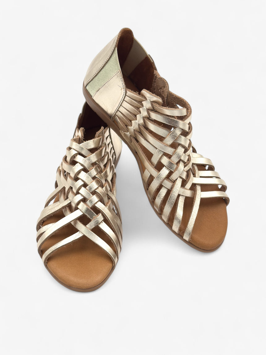 Sandalia plana trenzada Tonarella color dorado LOLA ALMAGRO