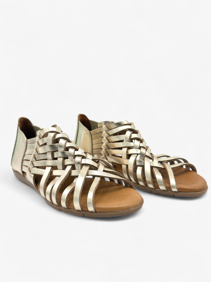 Sandalia plana trenzada TONNARELLA color platino LOLA ALMAGRO