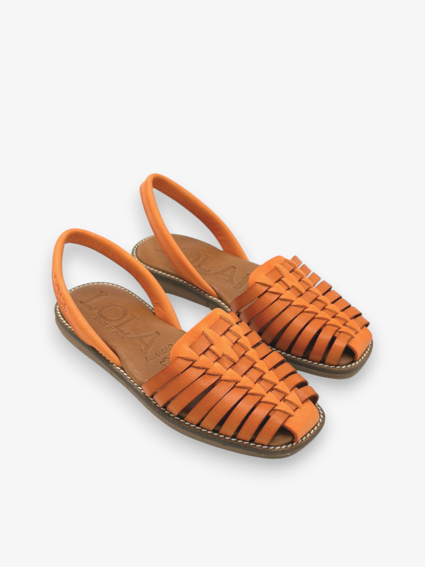 Sandalia Menorquina Binigaus plana de piel trenzada color naranja