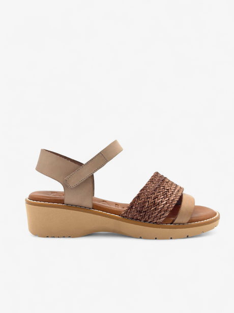 Sandalia con cuña M2 color tierra con tiras de rafia y piel y un comodo talon de velcro