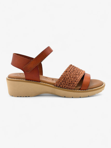 Sandalia con cuña M2 color panama con tiras de rafia y piel y un comodo talon de velcro